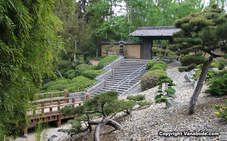 picture of japanese tea house garden in huntington gardens california