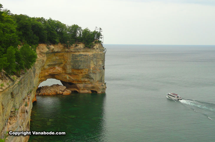 boat tours on lake superior in michigan