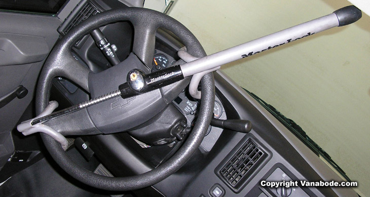 Steering wheel club style locking mechanism with double prongs to prevent steering wheel cuts.
